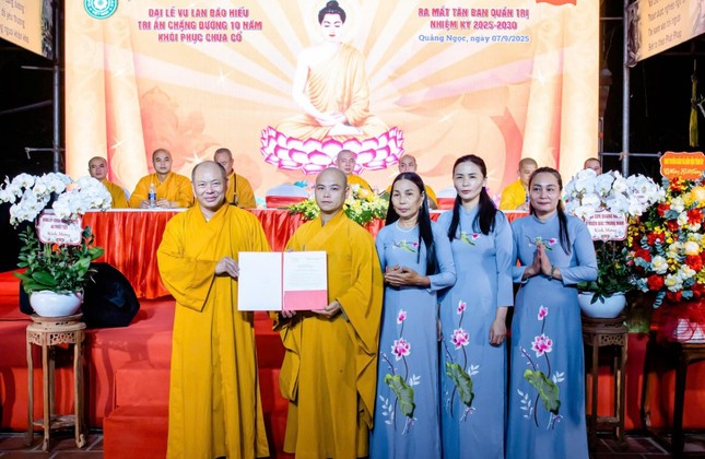 Thượng tọa Thích Tâm Định, Trưởng ban Trị sự GHPGVN tỉnh Thanh Hóa trao quyết định nhân sự Ban Quản Trị chùa Vạn Linh Thượng tọa Thích Tâm Định, Trưởng ban Trị sự GHPGVN tỉnh Thanh Hóa trao quyết định nhân sự Ban Quản Trị chùa Vạn Linh