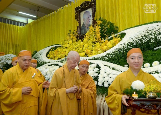 Đức Pháp chủ GHPGVN hữu nhiễu kim quan tiễn biệt Trưởng lão Hòa thượng Thích Trí Tịnh