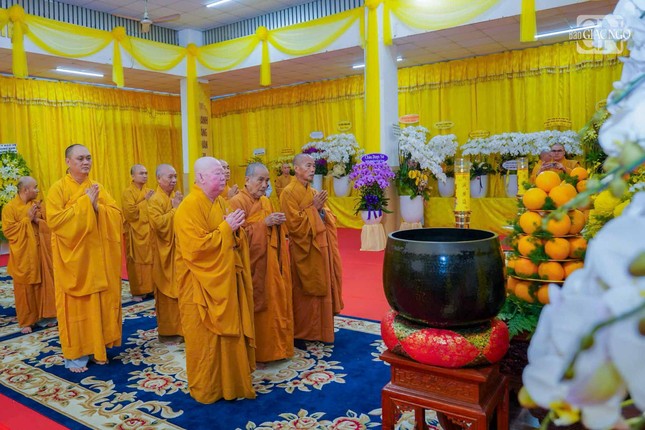 Chư Tăng các nơi đảnh lễ tưởng niệm Trưởng lão Hòa thượng Thích Từ Thông Chư Tăng các nơi đảnh lễ tưởng niệm Trưởng lão Hòa thượng Thích Từ Thông