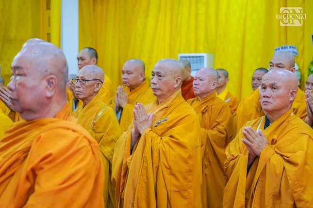 Chư tôn đức Ban Trị sự GHPGVN TP.HCM và các tỉnh thành nhất tâm đảnh lễ... Chư tôn đức Ban Trị sự GHPGVN TP.HCM và các tỉnh thành nhất tâm đảnh lễ...