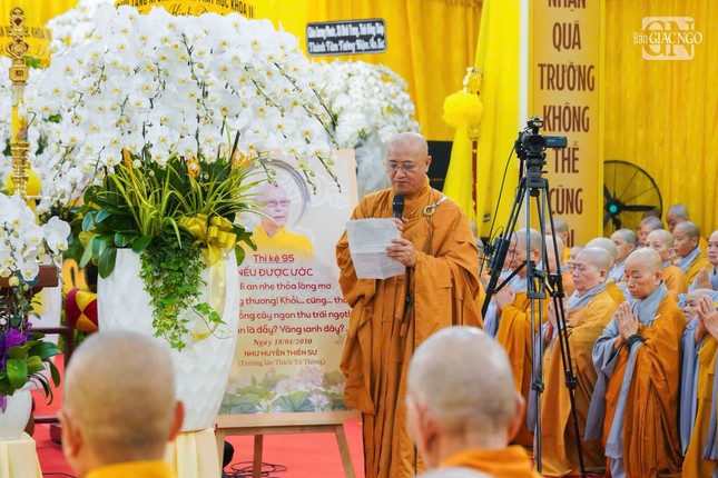 Hòa thượng Thích Huệ Thông cung tuyên tiểu sử Trưởng lão Hòa thượng Thích Từ Thông