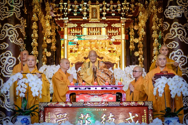 Trước khi đăng đàn truyền giới, Trưởng lão Hòa thượng Hòa thượng Thích Minh Thông, Tuyên Luật sư Đại giới đàn Cam Lộ - Đỗng Quang đã khai đạo cho tất cả giới tử Tăng Ni tại chánh điện chùa Minh Thành