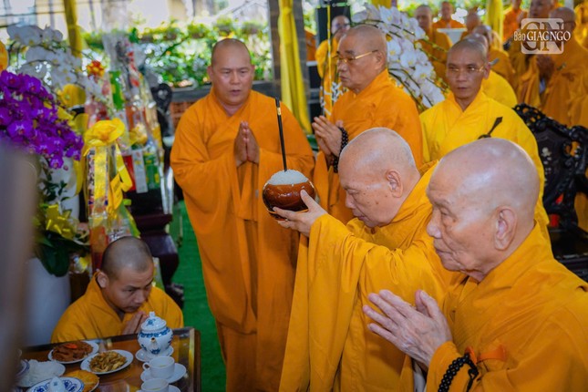 Trưởng lão Hòa thượng Chủ tịch Hội đồng Trị sự dâng phạn thực cúng dường tại Giác linh đài
