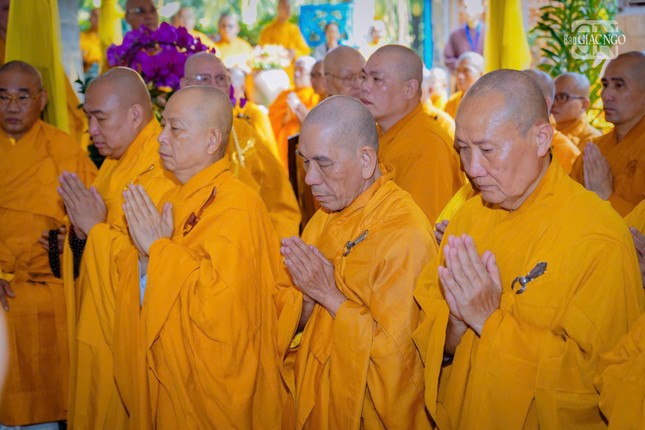 Chư tôn đức thành kính tưởng niệm