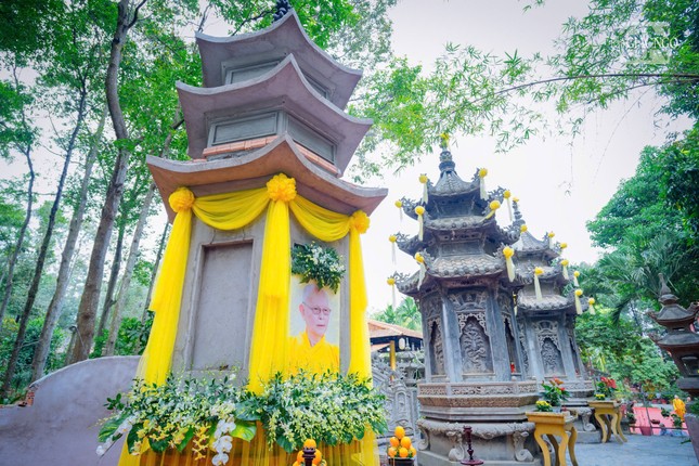Bảo tháp an trí nhục thân Trưởng lão Hòa thượng Thích Từ Thông trong khuôn viên vườn tháp chùa Thanh Sơn (P.Long Bình, TP.HCM)