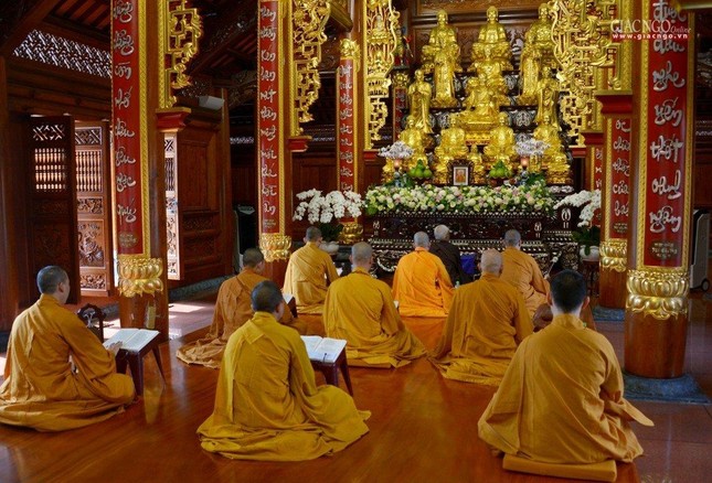 Các pháp sự trong lễ cầu siêu do chư Tăng nội tự tu viện Vĩnh Nghiêm thực hiện, hạn chế số lượng người tham dự