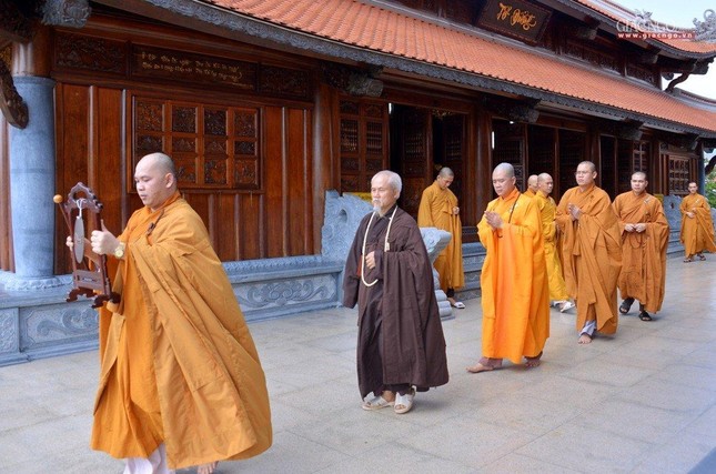 Cung nghinh chư tôn đức nội tự cấm túc tại tu viện Vĩnh Nghiêm quang lâm cử hành pháp sự