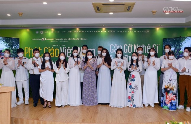 Các nghệ sĩ cùng hòa giọng bản đạo ca &quot;Phật giáo Việt Nam&quot; trên sân khấu buổi giao lưu