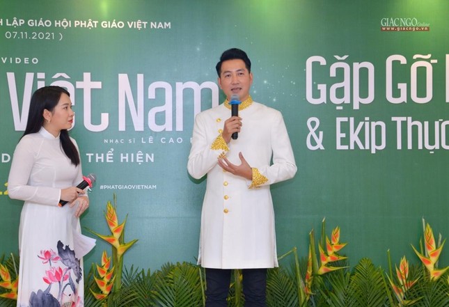 Ca sĩ Nguyễn Phi Hùng cho biết qua việc tham gia MV này, anh có cơ hội hiểu nhiều hơn về đạo Phật