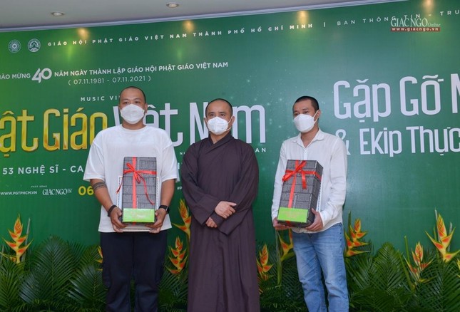 Trao các phần quà lưu niệm đến ekip thực hiện