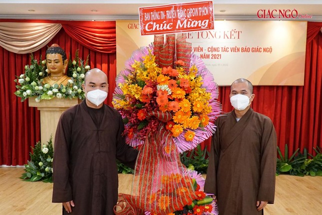 Đại đức Thích Quảng Hậu, Chủ nhiệm Câu Lạc bộ nhận hoa chúc mừng từ Ban Thông tin -Truyền thông Phật giáo TP.HCM