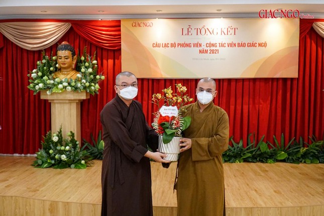 Đại đức Thích Nguyên Thanh, Phó Chủ nhiệm Câu Lạc bộ nhận hoa chúc mừng từ Ban Thông tin - Truyền thông Phật giáo quận 4