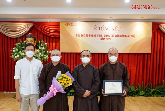 Ban Chủ nhiệm Câu Lạc bộ nhận Giấy khen từ Ban biên tập Báo Giác Ngộ