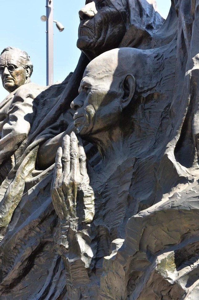 Ngài luôn khuyến khích con người nhìn sâu vào gốc rễ của mọi khổ đau để chuyển hóa bằng tình thương yêu và sự hiểu biết Ngài luôn khuyến khích con người nhìn sâu vào gốc rễ của mọi khổ đau để chuyển hóa bằng tình thương yêu và sự hiểu biết