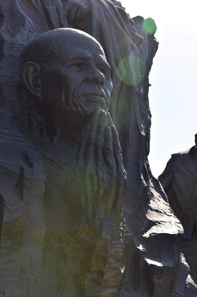 Thiền sư Thích Nhất Hạnh là một trong số 25 nhân vật được chọn để vinh danh trên tượng đài Thiền sư Thích Nhất Hạnh là một trong số 25 nhân vật được chọn để vinh danh trên tượng đài