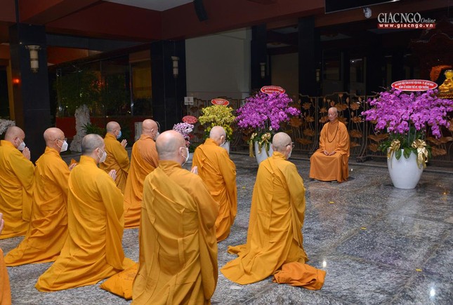 Trước đó, tại chùa Huê Nghiêm, chư tôn đức Ban Trị sự Phật giáo TP.HCM đã đảnh lễ khánh tuế Trưởng lão Hòa thượng Quyền Pháp chủ GHPGVN