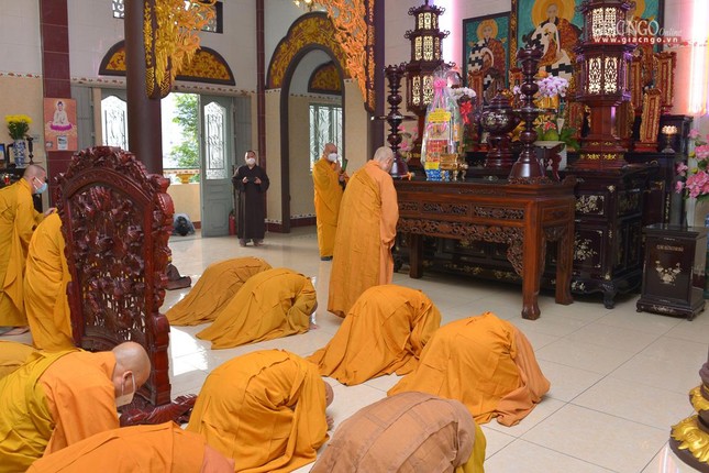 Đảnh lễ trước hương án chư vị Tổ sư