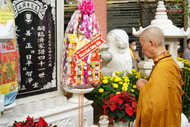 Trưởng lão Hòa thượng Quyền Pháp chủ dâng hương trước bảo tháp Phù Thi