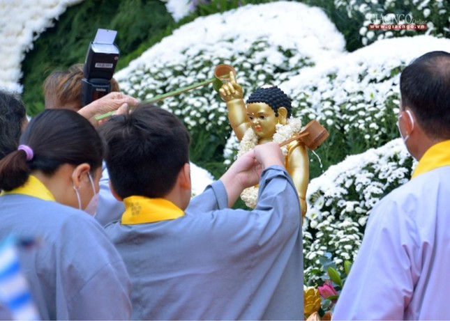 "Hôm nay được tắm cho Như Lai Trí tuệ quang minh công đức lớn... "Hôm nay được tắm cho Như Lai Trí tuệ quang minh công đức lớn...