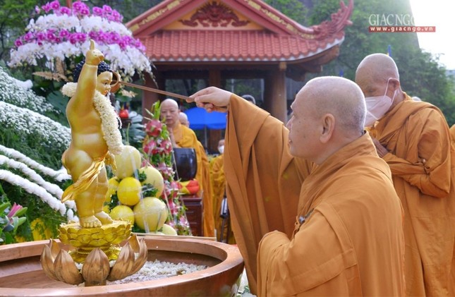 Hòa thượng Chủ tịch HĐTS thực hiện nghi thức Tắm Phật Hòa thượng Chủ tịch HĐTS thực hiện nghi thức Tắm Phật