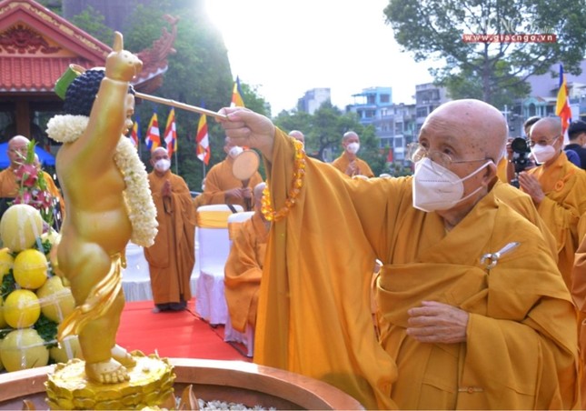 Theo kinh điển ghi lại, khi Thái tử Tất-đạt-đa đản sinh, từ trên hư không, chư Thiên hiện ra rải hoa cúng dường, lại có 9 con rồng phun nước tắm cho kim thân của Ngài Theo kinh điển ghi lại, khi Thái tử Tất-đạt-đa đản sinh, từ trên hư không, chư Thiên hiện ra rải hoa cúng dường, lại có 9 con rồng phun nước tắm cho kim thân của Ngài