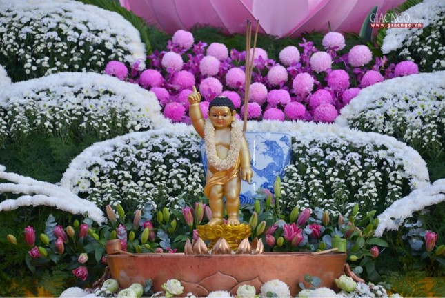 Kim thân Đức Phật sơ sinh tôn trí trong lễ Tắm Phật Kim thân Đức Phật sơ sinh tôn trí trong lễ Tắm Phật