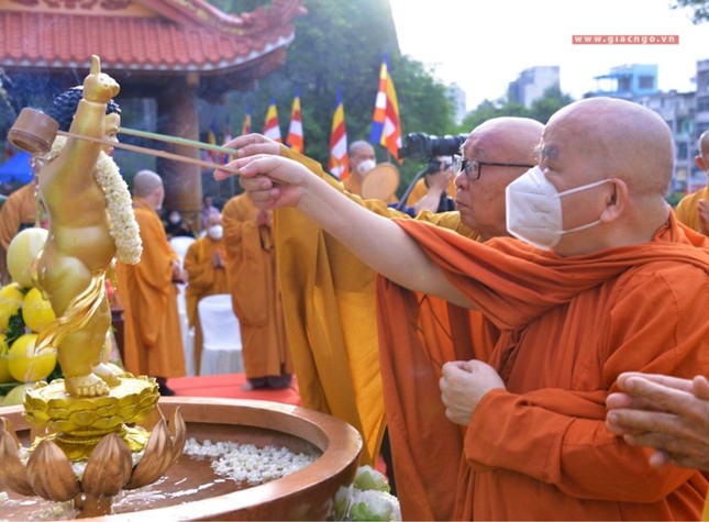Lễ Tắm Phật là một nghi lễ phổ biến trong hầu hết các truyền thống Phật giáo Lễ Tắm Phật là một nghi lễ phổ biến trong hầu hết các truyền thống Phật giáo