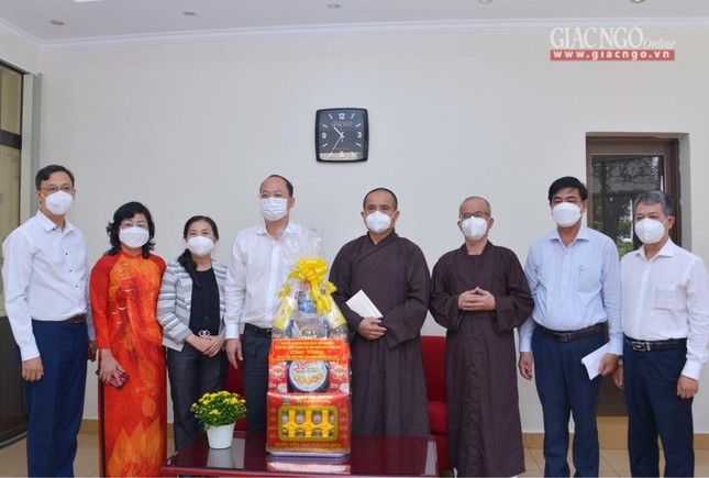 Tặng quà chúc mừng Đại lễ Phật đản PL.2566 Tặng quà chúc mừng Đại lễ Phật đản PL.2566