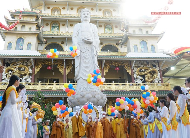 Chư tôn đức thả bóng bay mang theo ước nguyện quốc thái dân an, chúng sanh an lạc Chư tôn đức thả bóng bay mang theo ước nguyện quốc thái dân an, chúng sanh an lạc