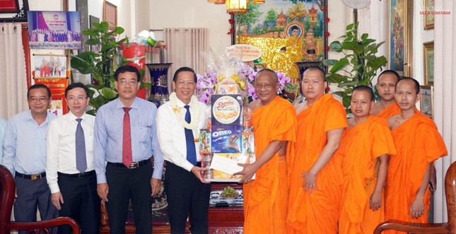 Chủ tịch UBND TP.HCM và phái đoàn đến thăm, chúc mừng Phật đản đến chư Tăng và đồng bào Phật tử Khmer tại chùa Chantarangsay (quận 3) Chủ tịch UBND TP.HCM và phái đoàn đến thăm, chúc mừng Phật đản đến chư Tăng và đồng bào Phật tử Khmer tại chùa Chantarangsay (quận 3)