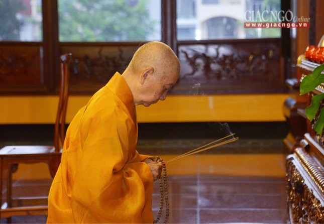 Hòa thượng Quyền Pháp chủ GHPGVN niêm hương lễ Phật