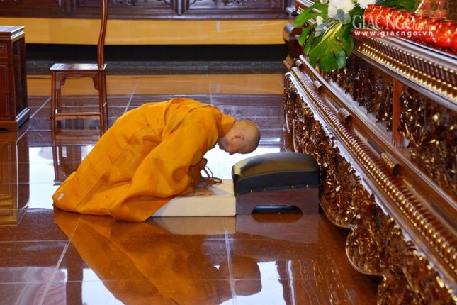 Trưởng lão Hòa thượng Quyền Pháp chủ đảnh lễ Tam bảo