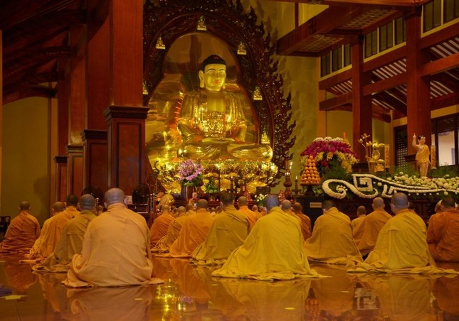 Trong 3 tháng an cư, vào ngày 14 và 30, hoặc 29 nếu là tháng thiếu (Âm lịch) hàng tháng, chư Tăng sẽ tập trung về Việt Nam Quốc Tự để cùng bố-tát, sinh hoạt Phật sự