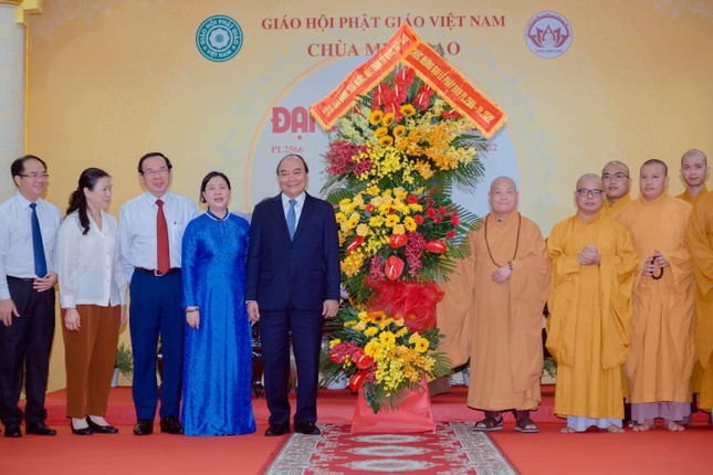 Chủ tịch nước tặng hoa chúc mừng Hòa thượng Chủ tịch Hội đồng Trị sự- Ảnh: Đăng Huy Chủ tịch nước tặng hoa chúc mừng Hòa thượng Chủ tịch Hội đồng Trị sự- Ảnh: Đăng Huy