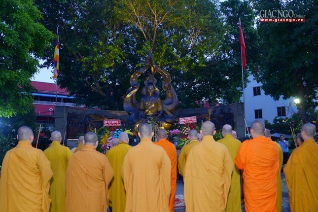 Chư tôn đức cùng lắng lòng tưởng niệm công đức sâu dày vị pháp thiêu thân của Bồ-tát Thích Quảng Đức Chư tôn đức cùng lắng lòng tưởng niệm công đức sâu dày vị pháp thiêu thân của Bồ-tát Thích Quảng Đức