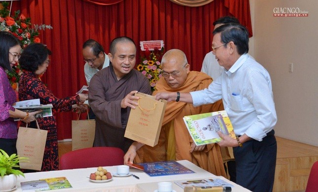 Thượng tọa Thích Tâm Hải trao tặng phẩm của Báo Giác Ngộ đến các thành viên trong đoàn Thượng tọa Thích Tâm Hải trao tặng phẩm của Báo Giác Ngộ đến các thành viên trong đoàn