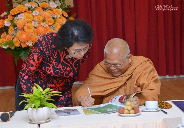 Hòa thượng Thích Giác Toàn ký tặng lưu niệm trên số báo đặc biệt gửi đến bà Chủ tịch Ủy ban MTTQVN TP.HCM... Hòa thượng Thích Giác Toàn ký tặng lưu niệm trên số báo đặc biệt gửi đến bà Chủ tịch Ủy ban MTTQVN TP.HCM...