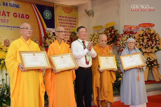 Đại diện UBND TP.Đà Nẵng trao tặng Bằng khen đến chư tôn đức Ban Trị sự