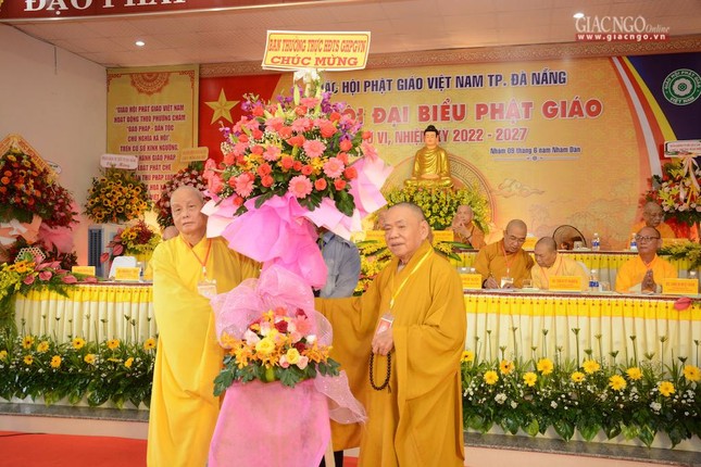 Hòa thượng Thích Thiện Pháp tặng lẵng hoa chúc mừng của Hội đồng Trị sự GHPGVN