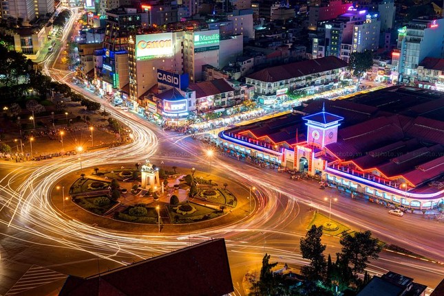 Khung cảnh về đêm nhộn nhịp tại khu vực bùng binh Quách Thị Trang với các tượng đài lịch sử trước khi được di dời để thực hiện thi công ga ngầm metro