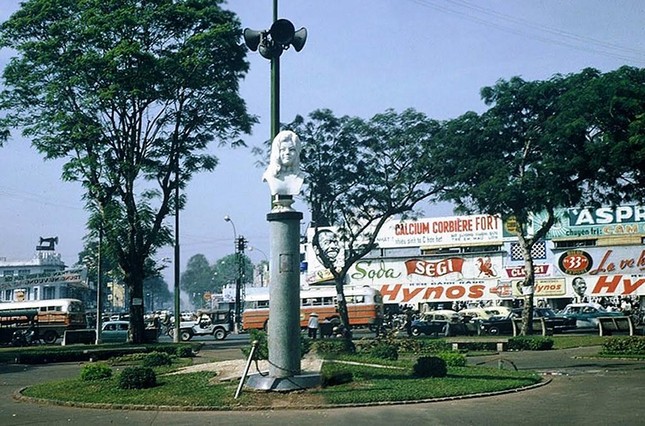 Ảnh chụp tượng đài Quách Thị Trang vào năm 1965. Thời điểm này tượng đài danh tướng Trần Nguyên Hãn chưa được xây dựng