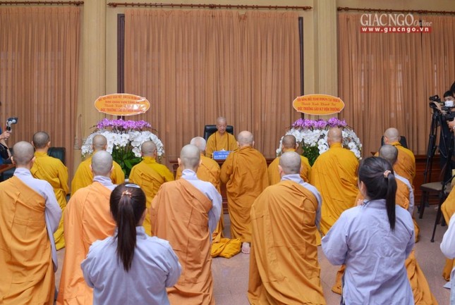 Lắng nghe đạo từ của đức Quyền Pháp chủ Lắng nghe đạo từ của đức Quyền Pháp chủ