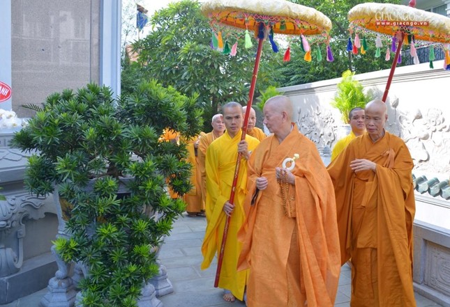 Đức Quyền Pháp chủ hữu nhiễu bảo tháp