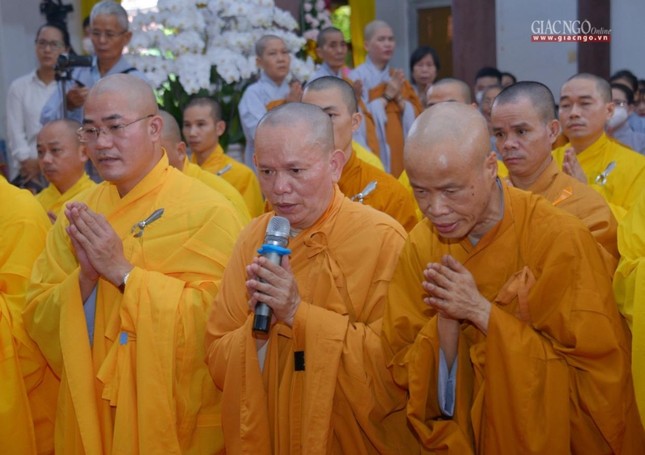 Chư vị pháp tử đại diện môn đồ pháp quyến cố Trưởng lão Hòa thượng Thích Minh Châu nguyện y giáo phụng hành