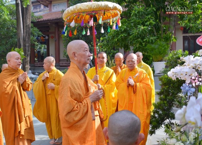 Trưởng lão Hòa thượng Quyền Pháp chủ niêm hương tưởng niệm trước bảo tháp cố Trưởng lão Hòa thượng Thích Minh Châu