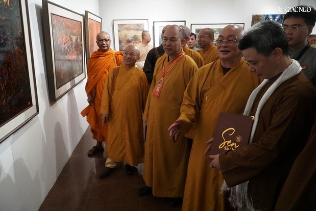 Thượng tọa Thích Đức Thiện, Phó Chủ tịch kiêm Tổng Thư ký Hội đồng Trị sự cùng chư tôn đức tham quan triển lãm Thượng tọa Thích Đức Thiện, Phó Chủ tịch kiêm Tổng Thư ký Hội đồng Trị sự cùng chư tôn đức tham quan triển lãm