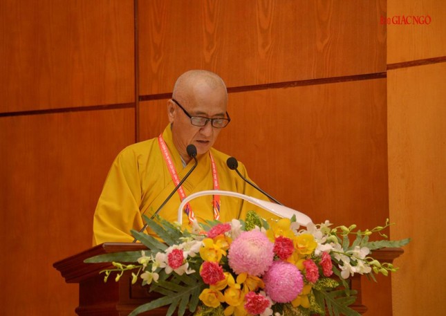 Hòa thượng Thích Huệ Thông đọc danh sách tấn phong giáo phẩm Thượng tọa, Ni sư