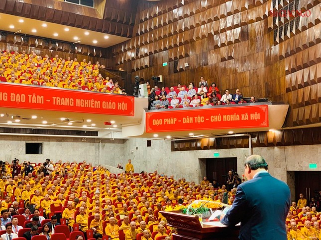 &quot;Phật giáo Việt Nam luôn là tôn giáo nhập thể, gắn bó giữa đạo và đời, phát huy truyền thống yêu nước, sát cánh đồng hành cùng với dân tộc.&quot;, Chủ tịch nước Nguyễn Xuân Phúc nhận định trong lời phát biểu chúc mừng Đại hội