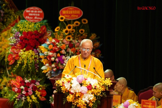 Hòa thượng Thích Huệ Thông tuyên đọc dự trình danh sách suy cử Hội đồng Trị sự nhiệm kỳ IX