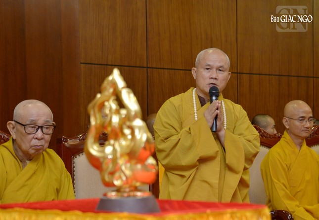 Thượng tọa Thích Giác Dũng thuyết minh về ý nghĩa tôn tượng Bồ-tát Thích Quảng Đức Thượng tọa Thích Giác Dũng thuyết minh về ý nghĩa tôn tượng Bồ-tát Thích Quảng Đức